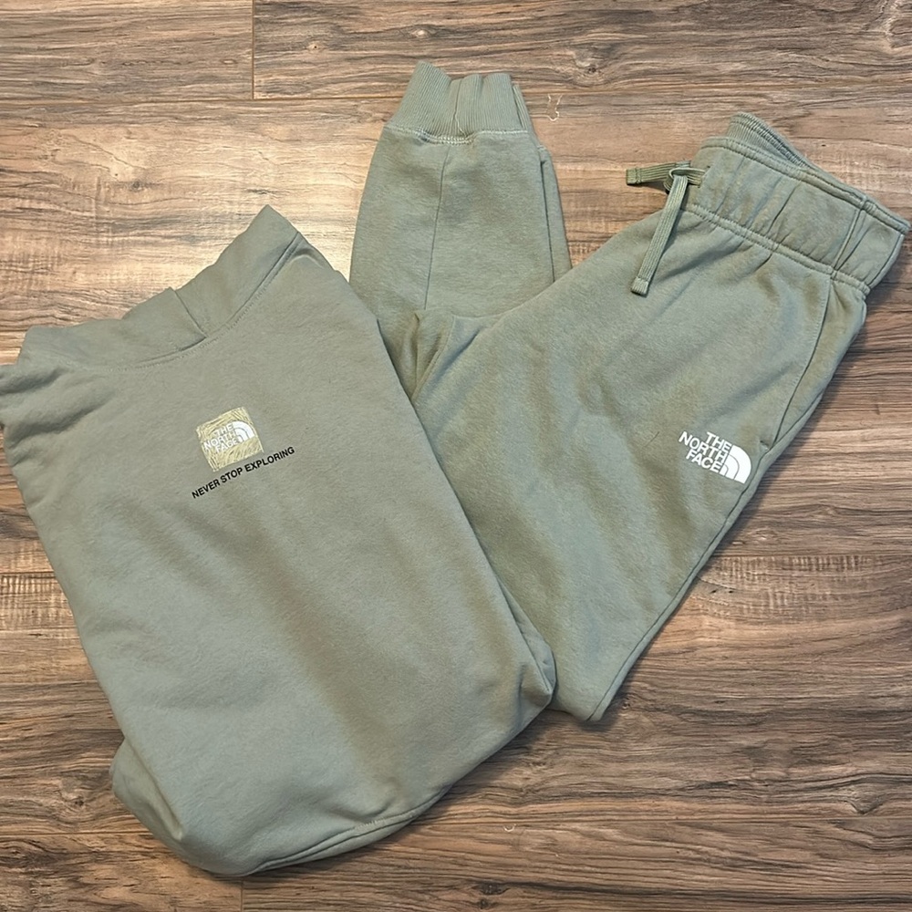 The North Face Size Small Green Tea/ Sage Jogger Sweatpants/ Sweatshirt Set